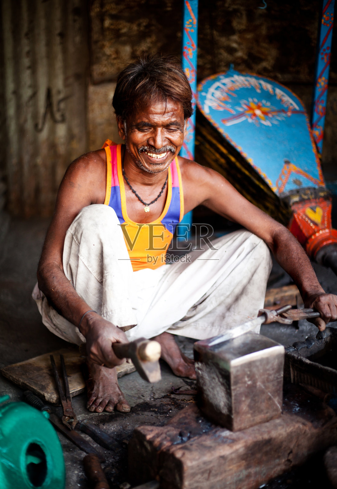 传统的印度铁匠在工作照片摄影图片