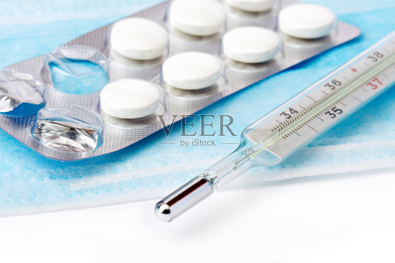 温度计和药片照片摄影图片