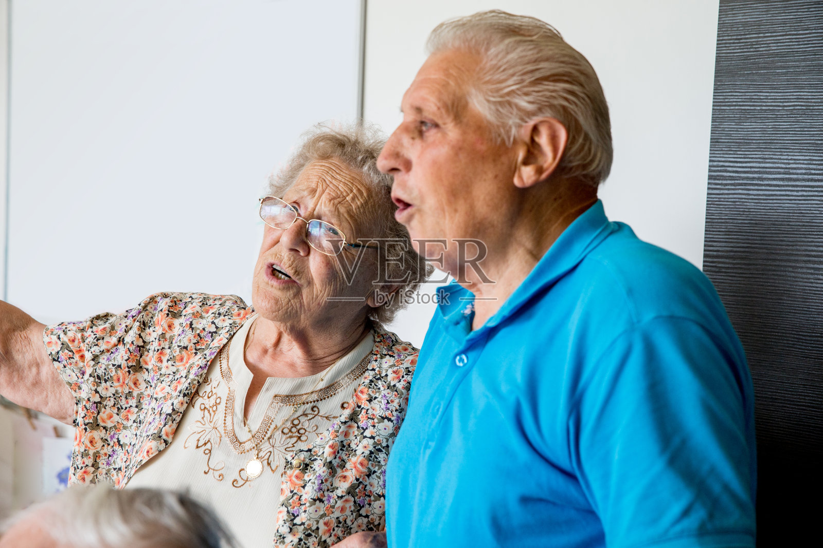 活跃的老年人唱歌照片摄影图片