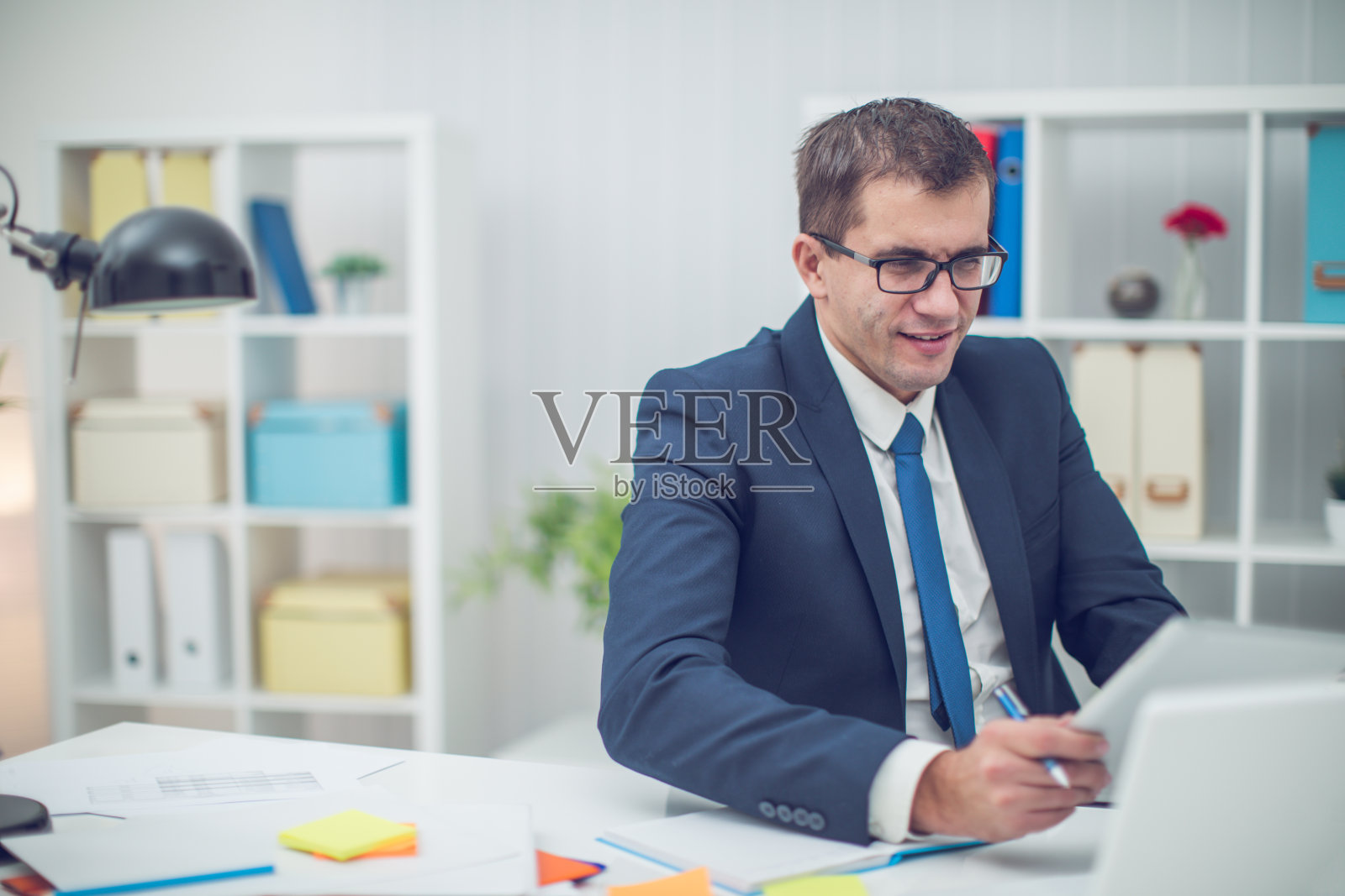 用数码平板电脑的迷人男人照片摄影图片