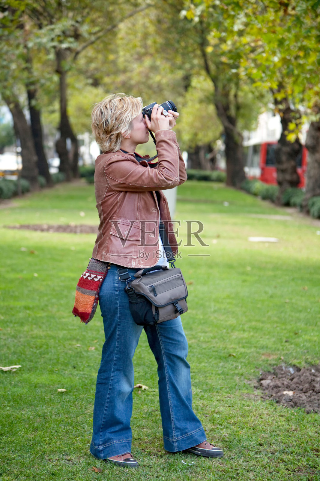 拍风景照片的女人。照片摄影图片