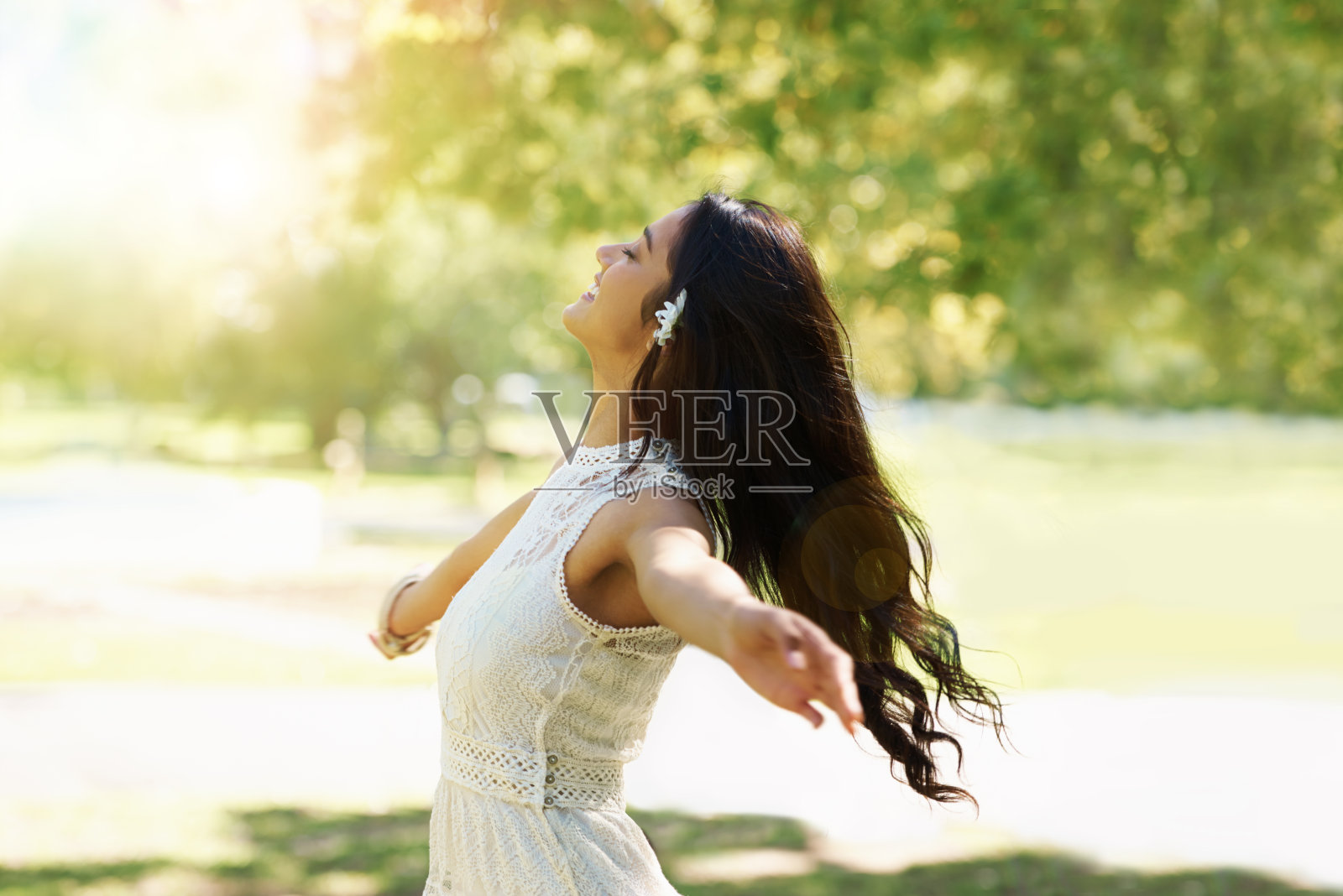 在春天的空气中释放你的灵魂吧!照片摄影图片