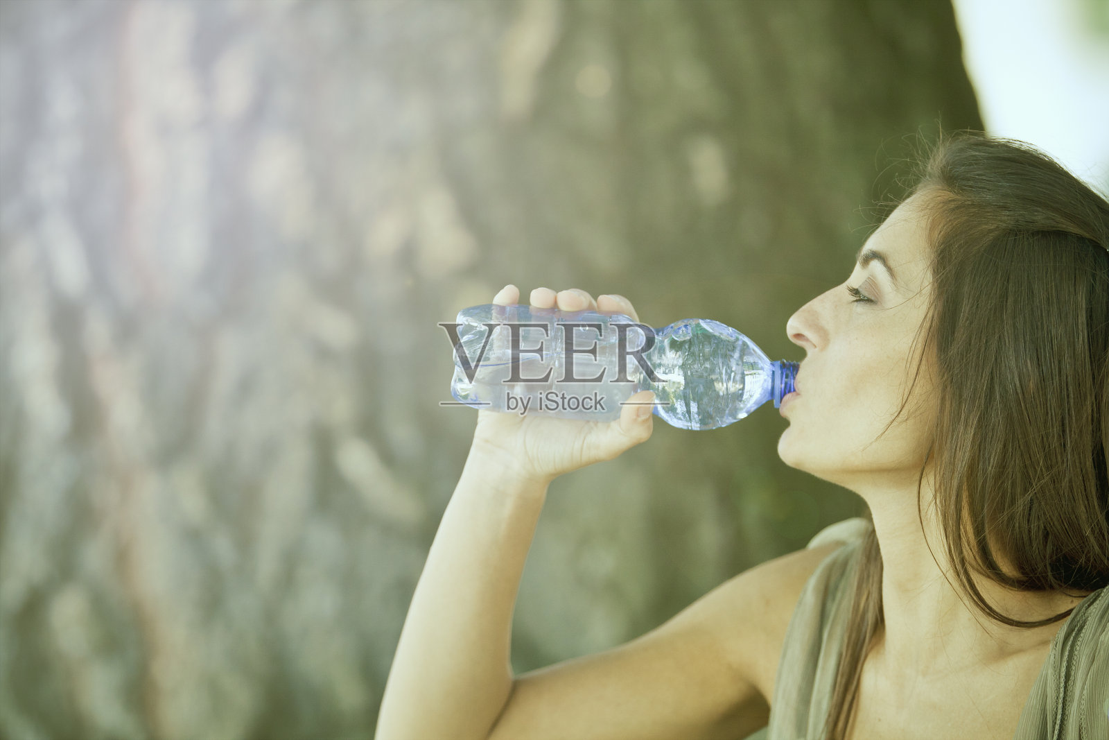 健康的生活方式:喝水照片摄影图片