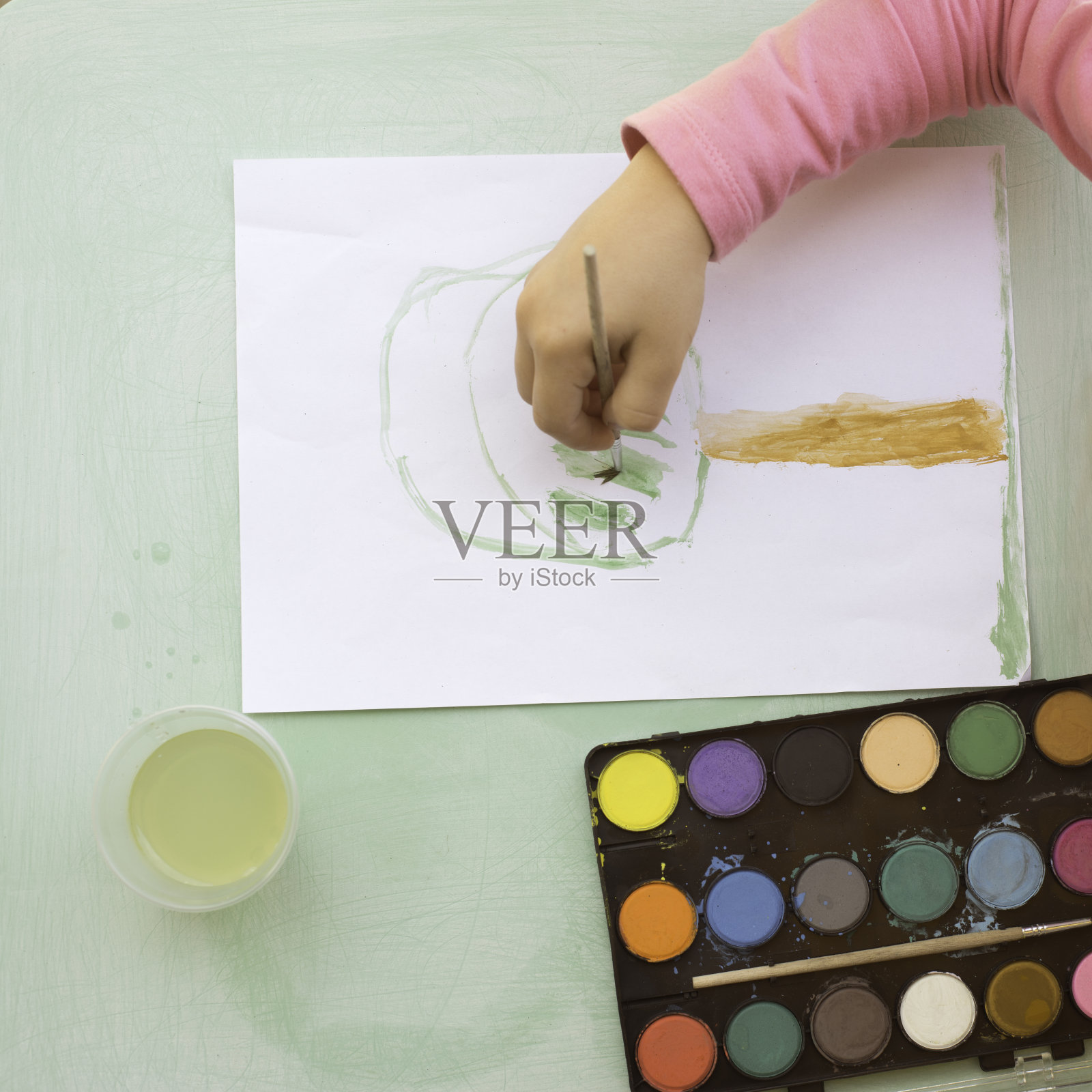 孩子用水彩画照片摄影图片