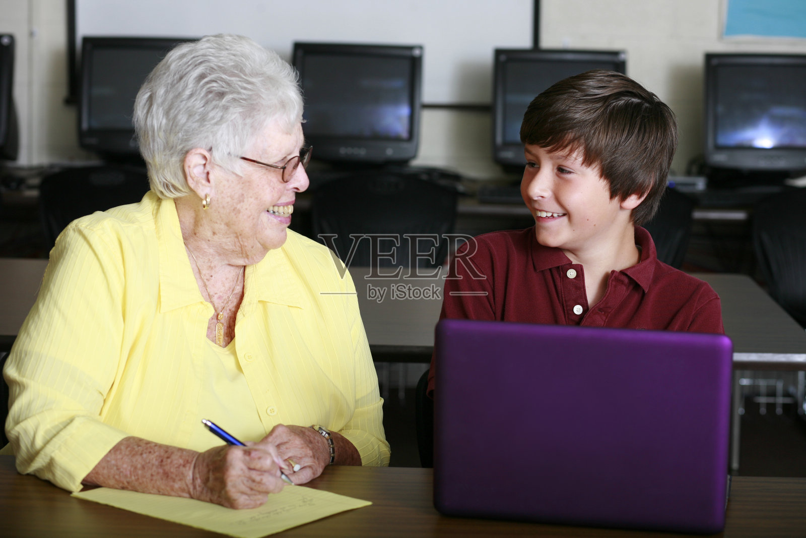 年长妇女和青少年在计算机照片摄影图片