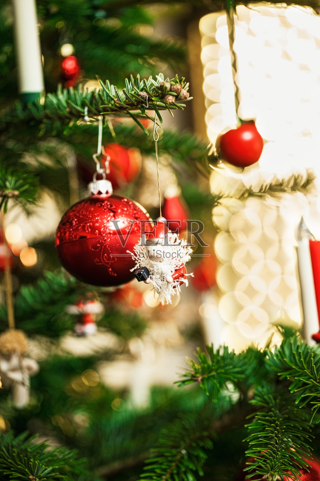 美丽的圣诞树与红色装饰的特写照片摄影图片