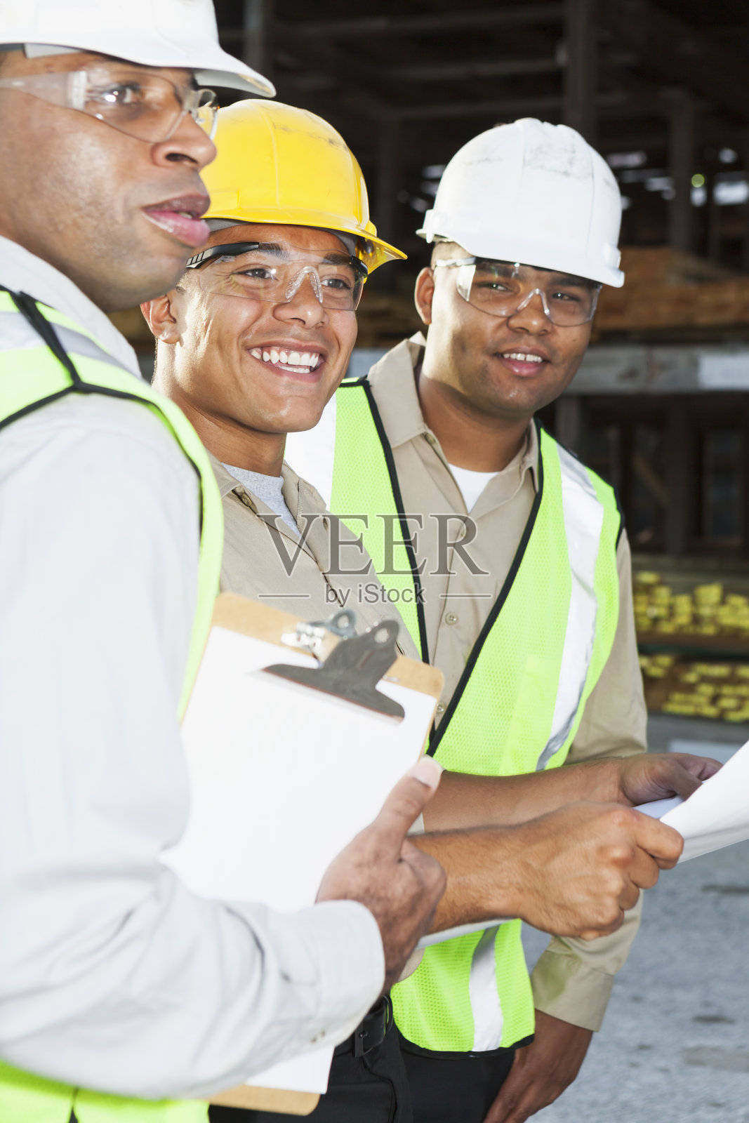 工人戴安全帽,穿安全背心照片摄影图片