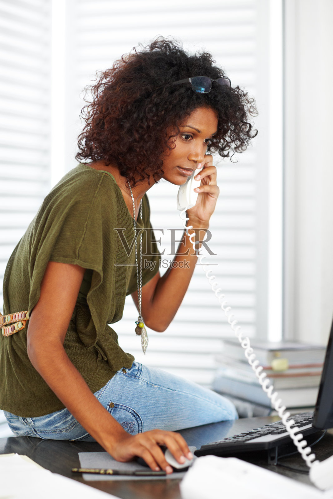 在办公室里沉着冷静,泰然自若照片摄影图片