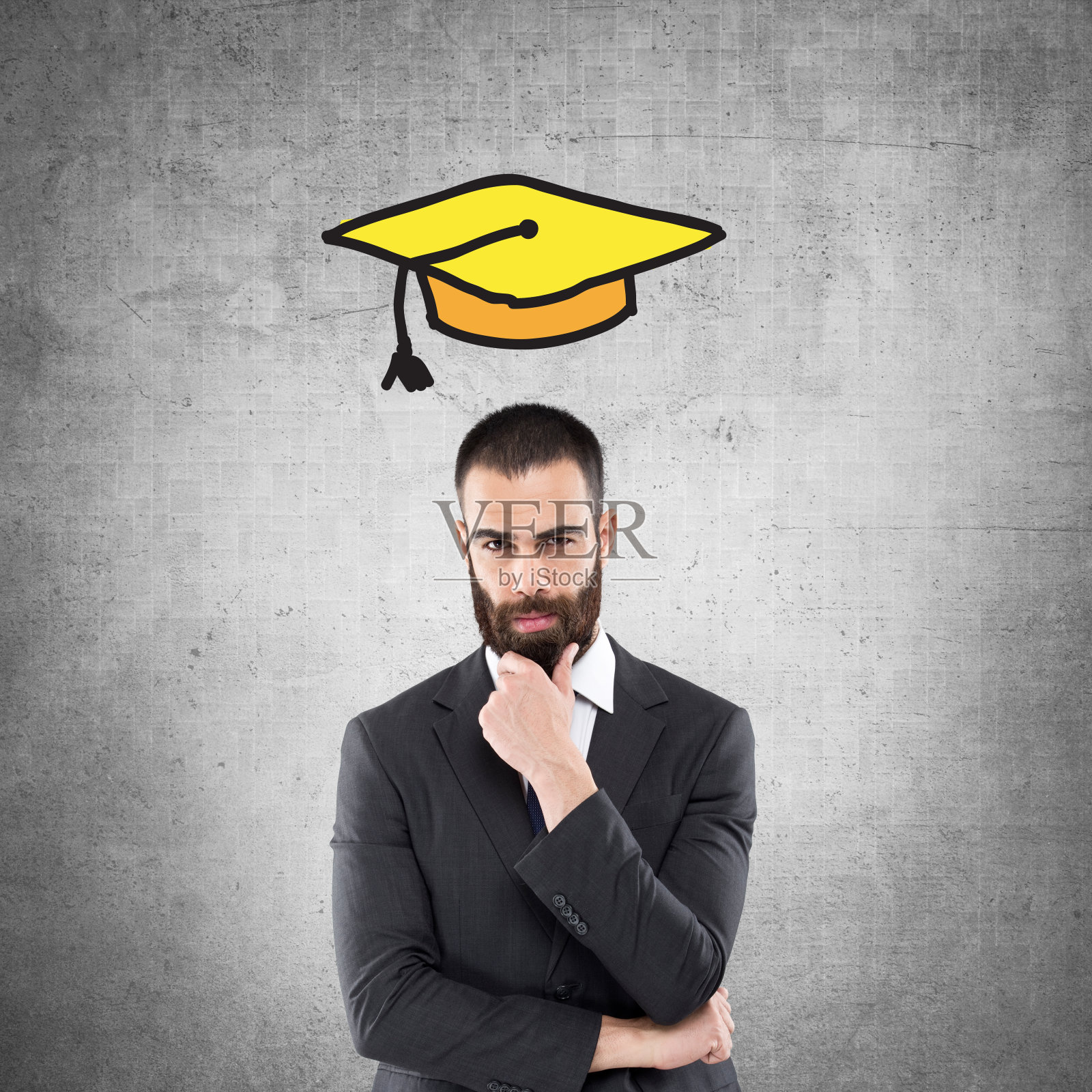 一个拿着学位帽在脑子里思考的大学生照片摄影图片