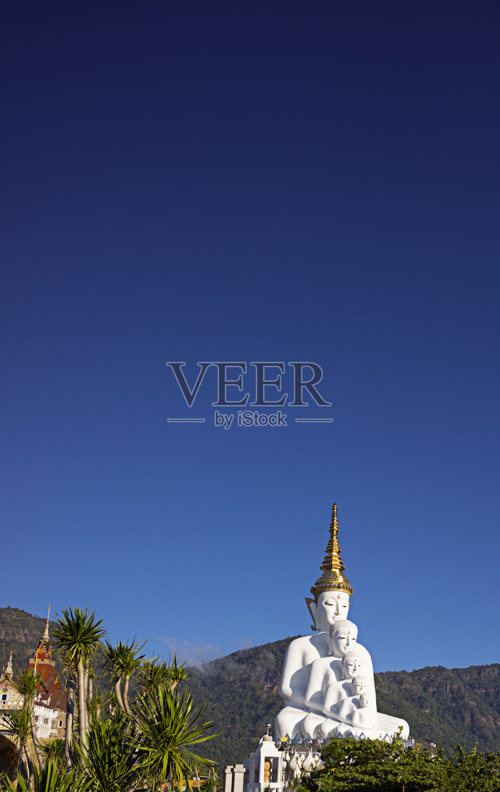 蓝天背景上的5尊佛像照片摄影图片