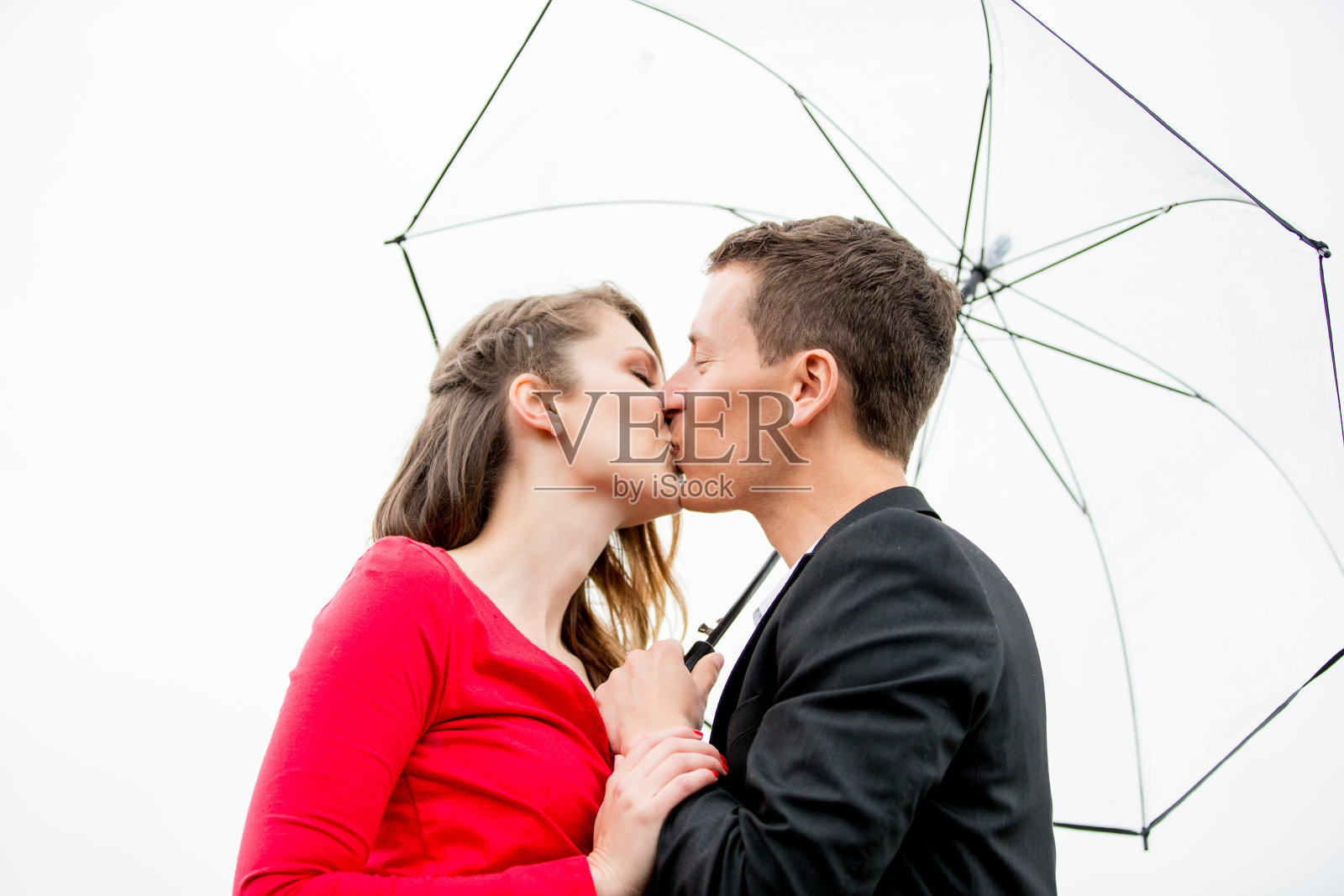 一对年轻夫妇惊讶于雨照片摄影图片