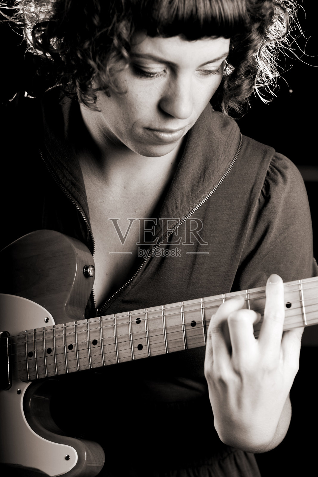 弹吉他的年轻女子照片摄影图片