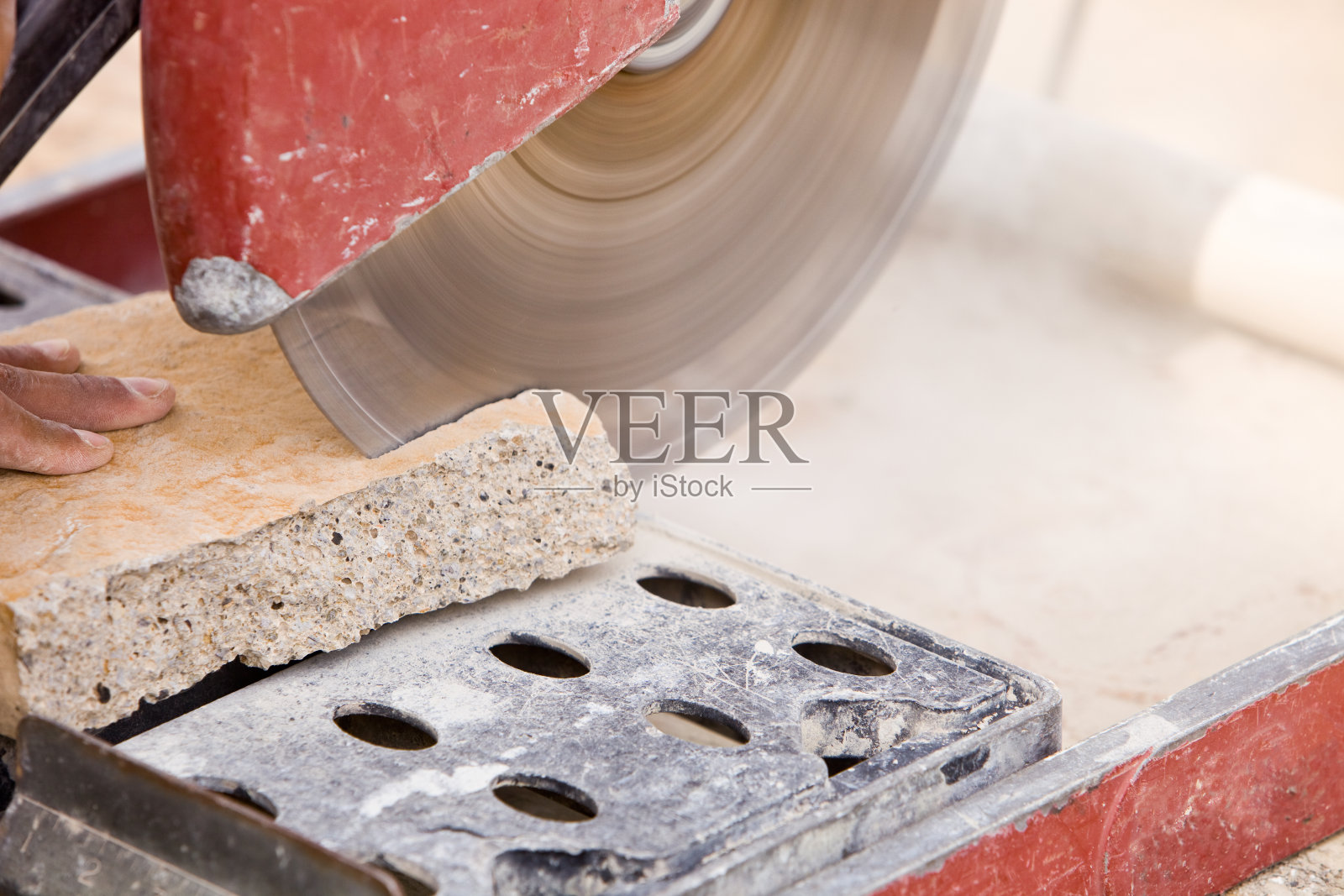 石匠用干锯切割石头照片摄影图片