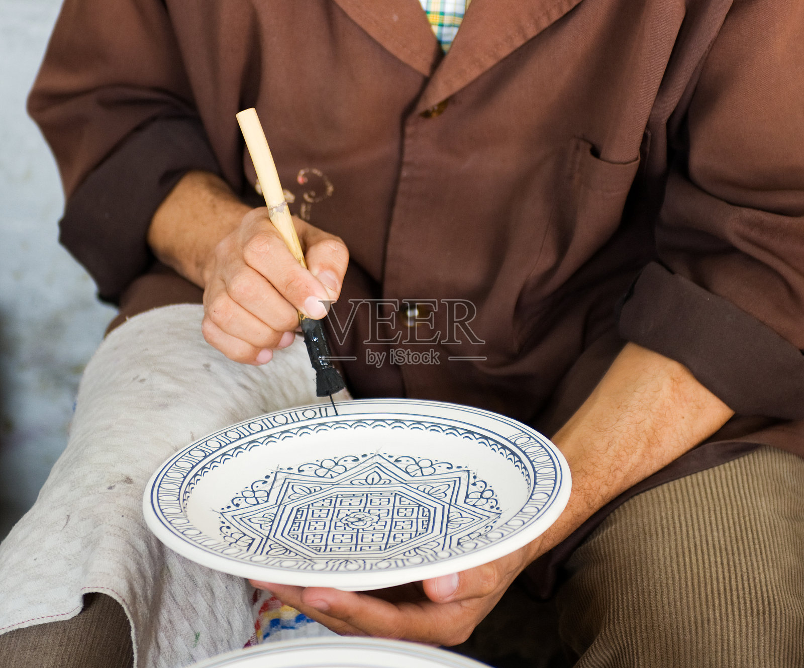 在摩洛哥画一个装饰板照片摄影图片