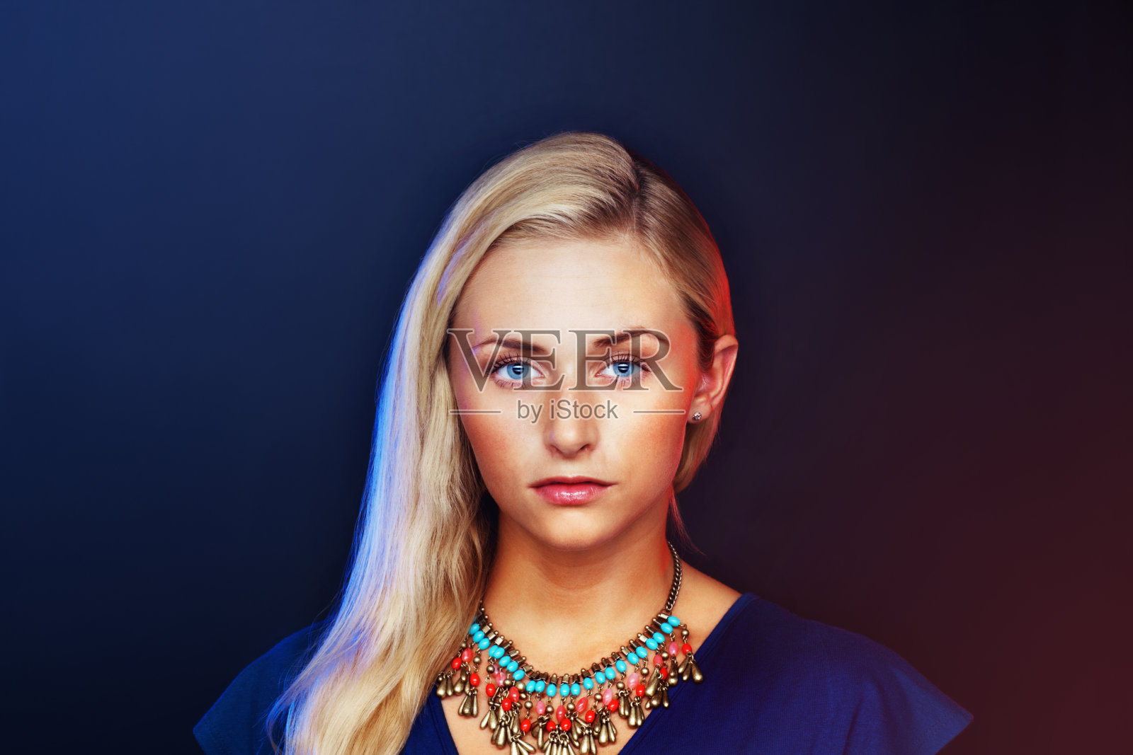 漂亮的女性戴着彩色的背景项链照片摄影图片