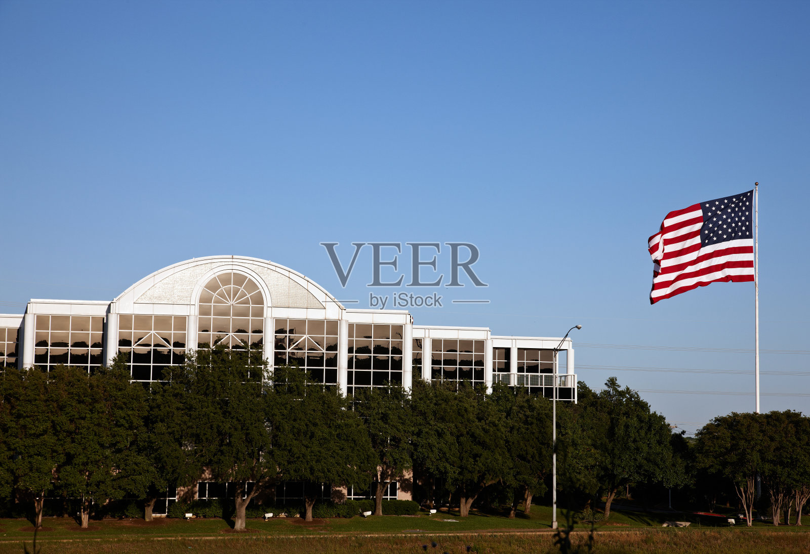 办公大楼外飘扬着美国国旗照片摄影图片