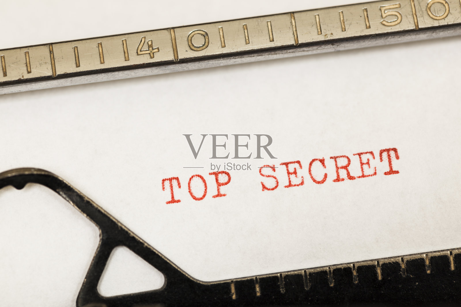 在旧打字机上用红色写的绝密。照片摄影图片