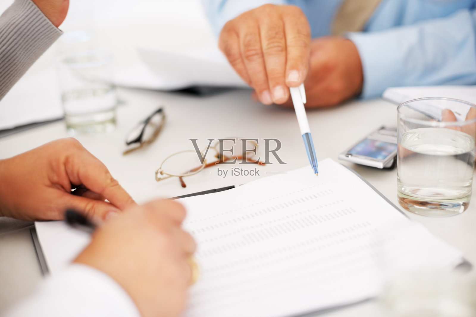 忙于文书工作的商务人士照片摄影图片