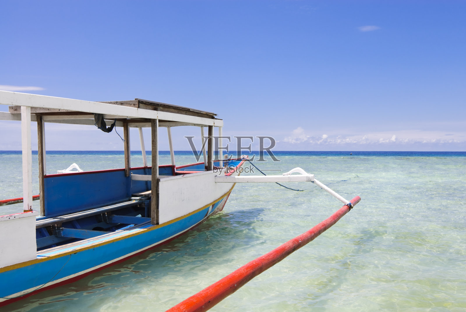 带支腿架船的白色天堂海滩照片摄影图片