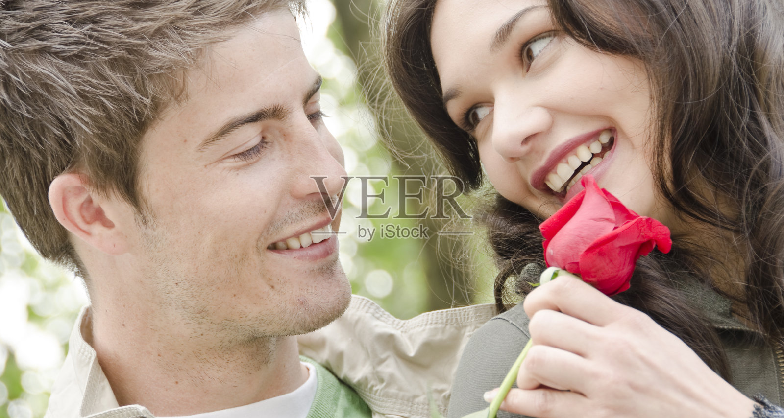 浪漫的情侣在一起玩照片摄影图片