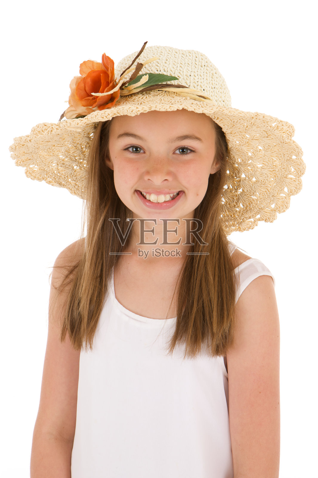 头和肩膀肖像微笑的女孩在松软的帽子照片摄影图片