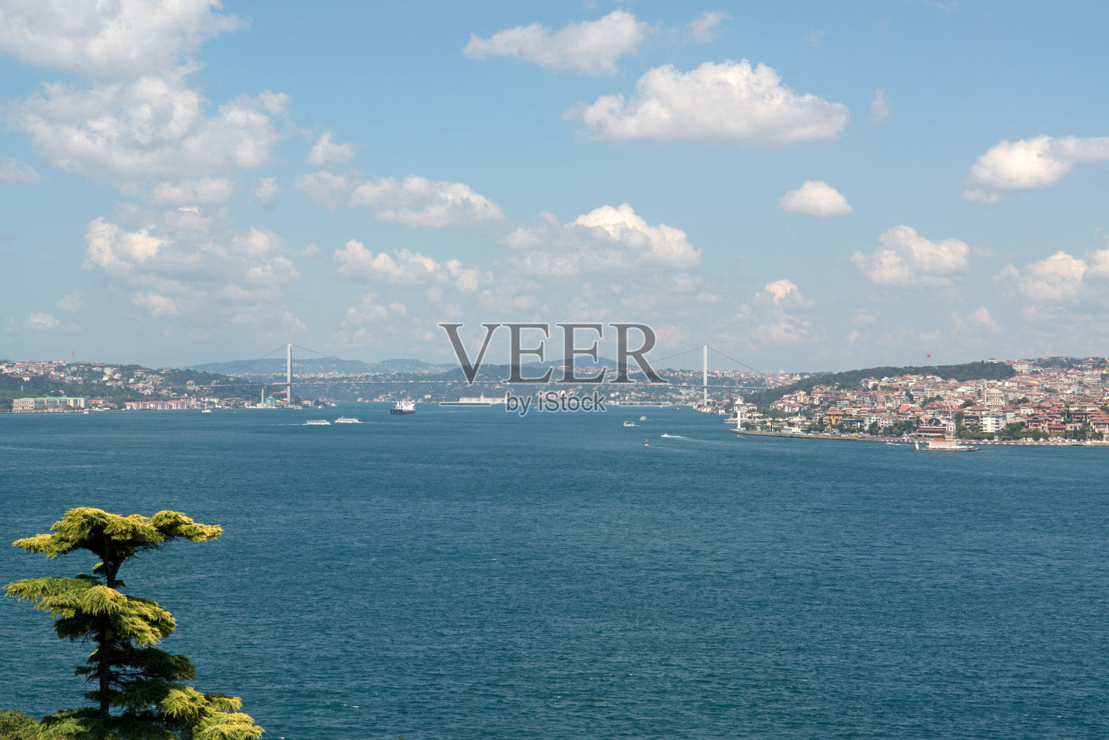 横跨博斯普鲁斯海峡照片摄影图片