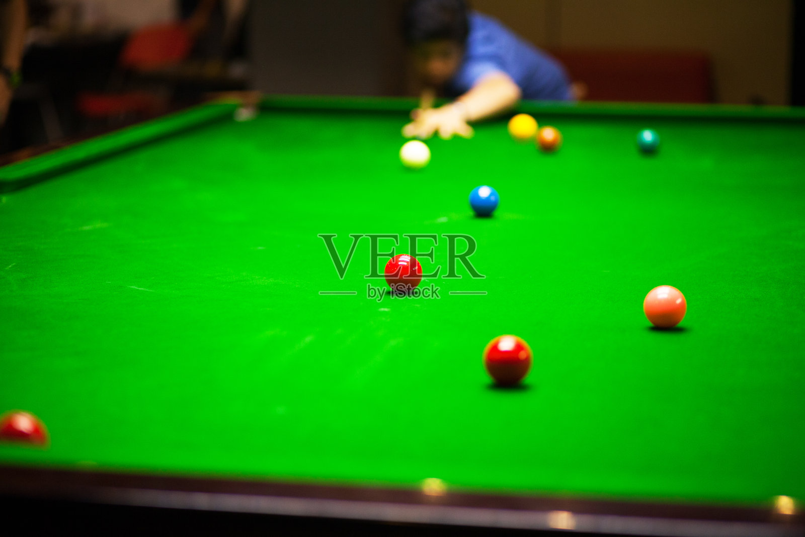 斯诺克比赛中的瞄准情况照片摄影图片