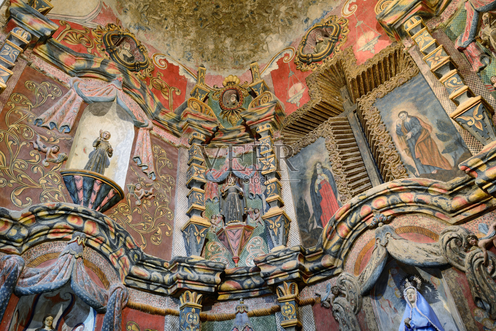圣泽维尔教会内的雕像和壁画照片摄影图片