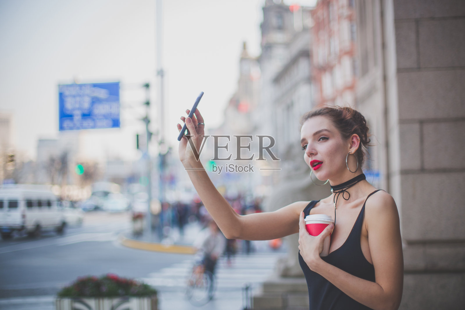 人行道上的一个读心眼女人照片摄影图片