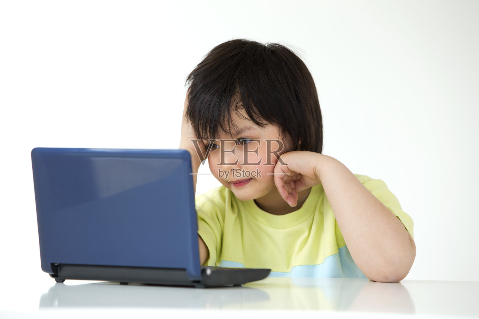 用笔记本电脑的男孩照片摄影图片