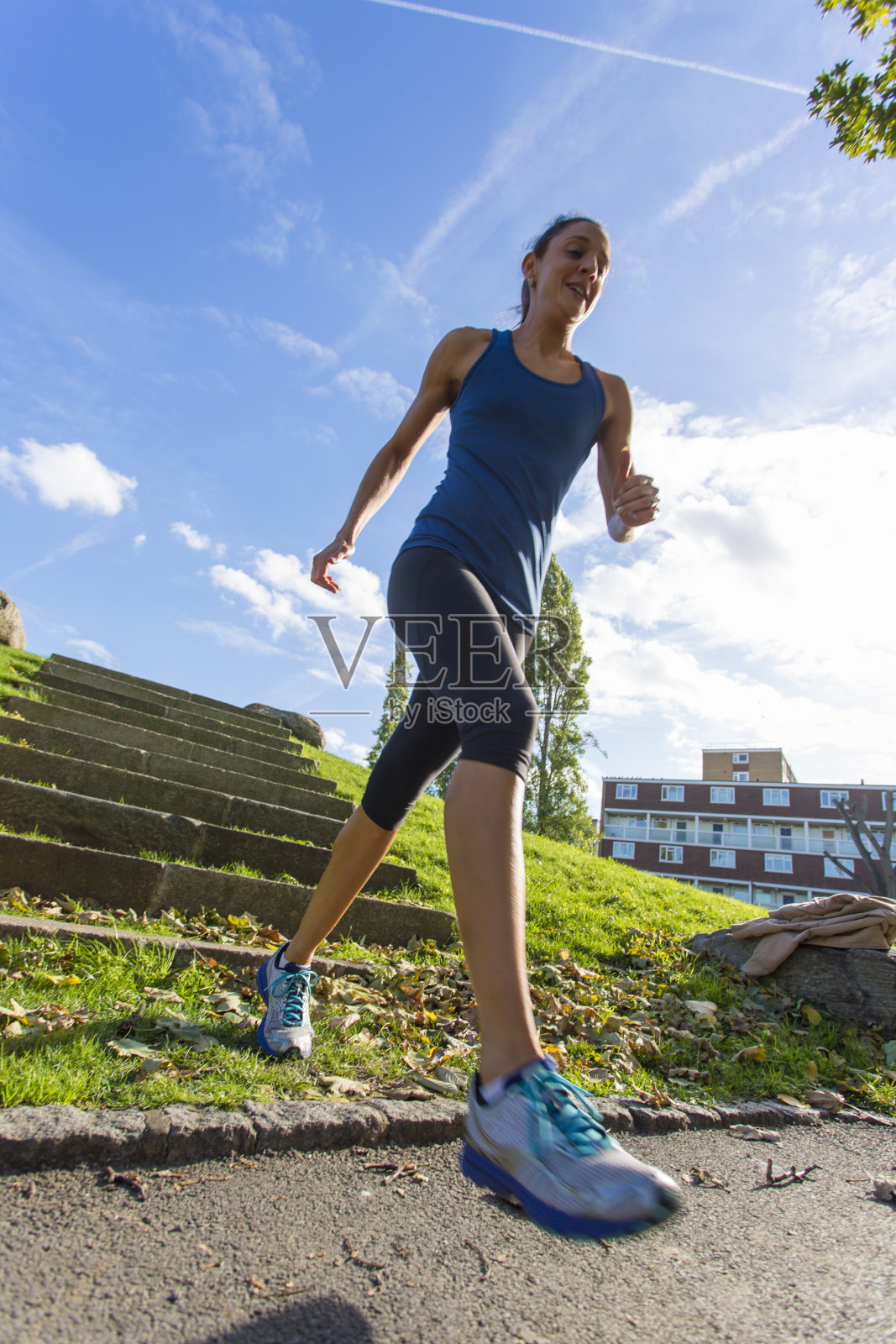 女人跑楼梯照片摄影图片