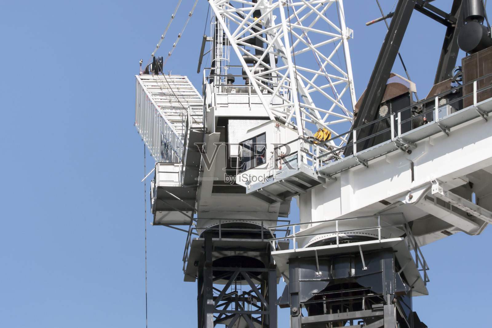 特写两塔吊对着蓝天,复制空间照片摄影图片