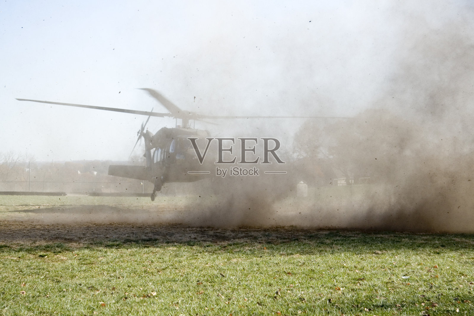 军用直升机带着碎片降落照片摄影图片