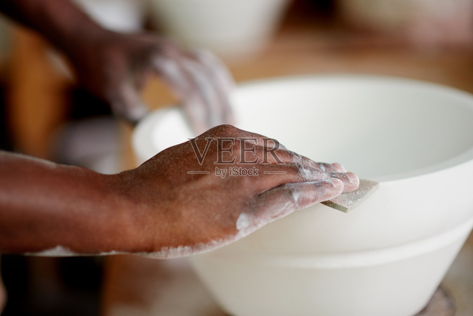 用砂纸把锅磨平照片摄影图片