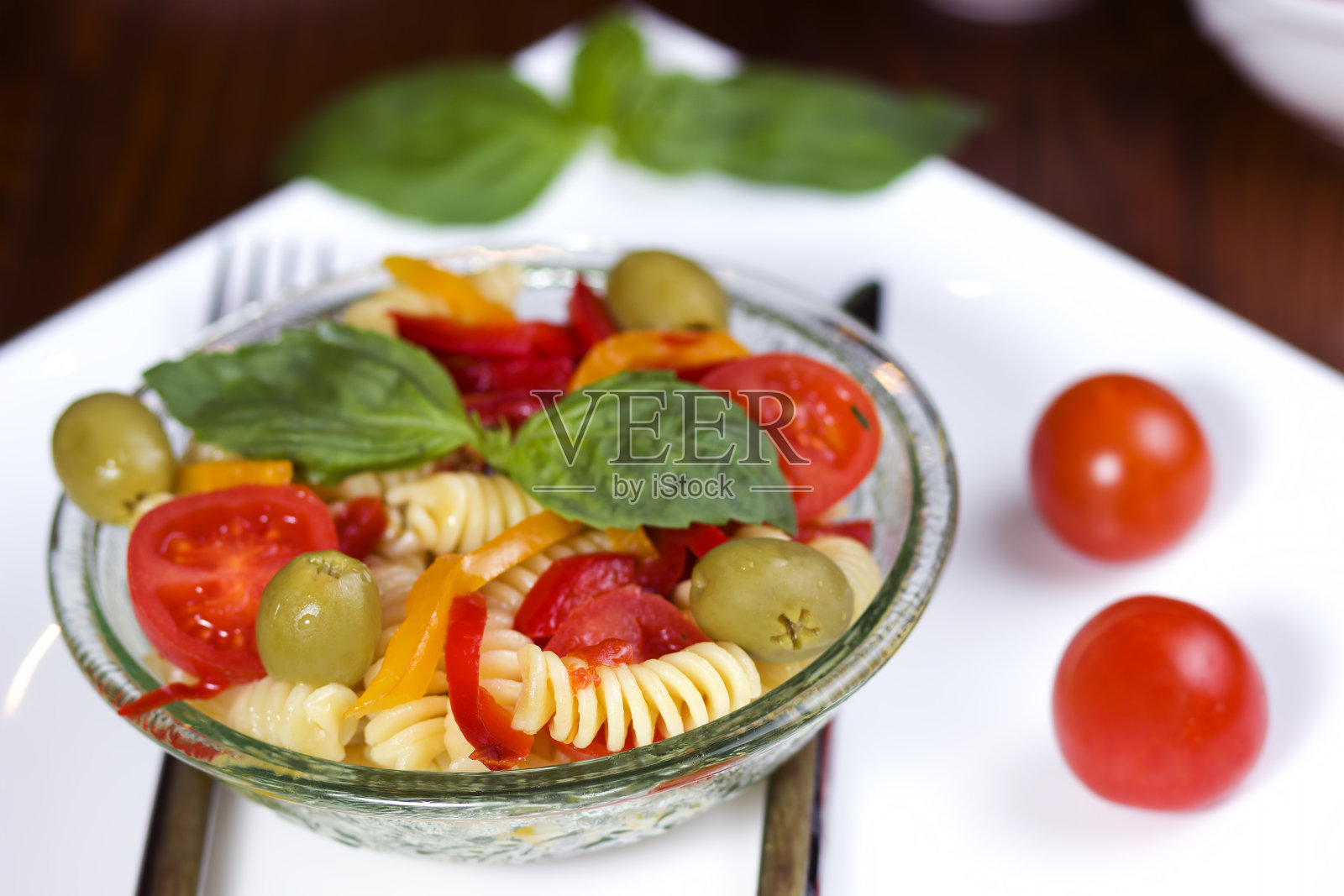 有辣椒、西红柿和橄榄的意大利面照片摄影图片