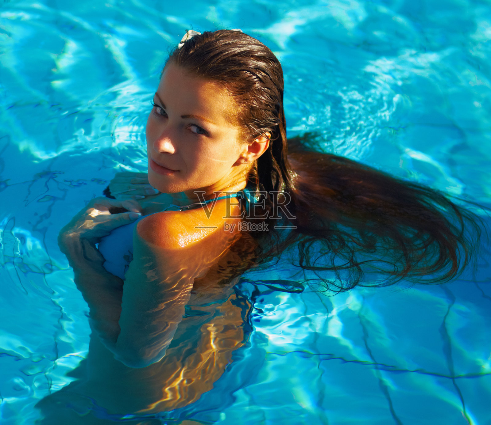 泳池里性感的女人照片摄影图片
