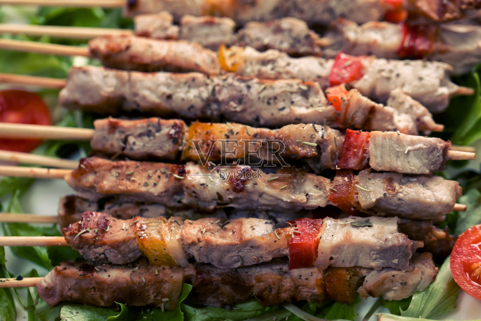 鸡肉串配沙拉照片摄影图片