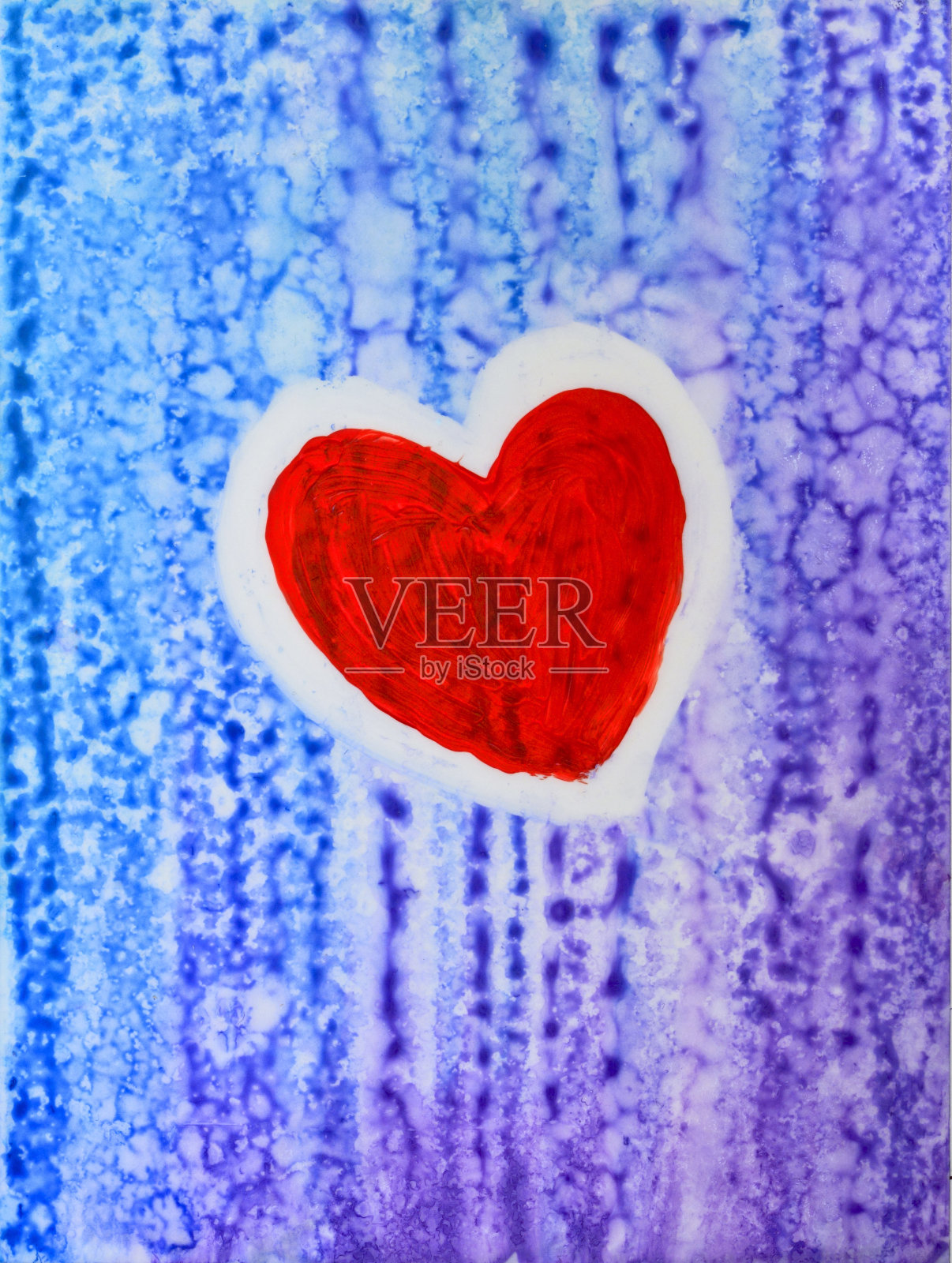 艺术:红色心与蓝色和紫色斑驳的背景插画图片素材