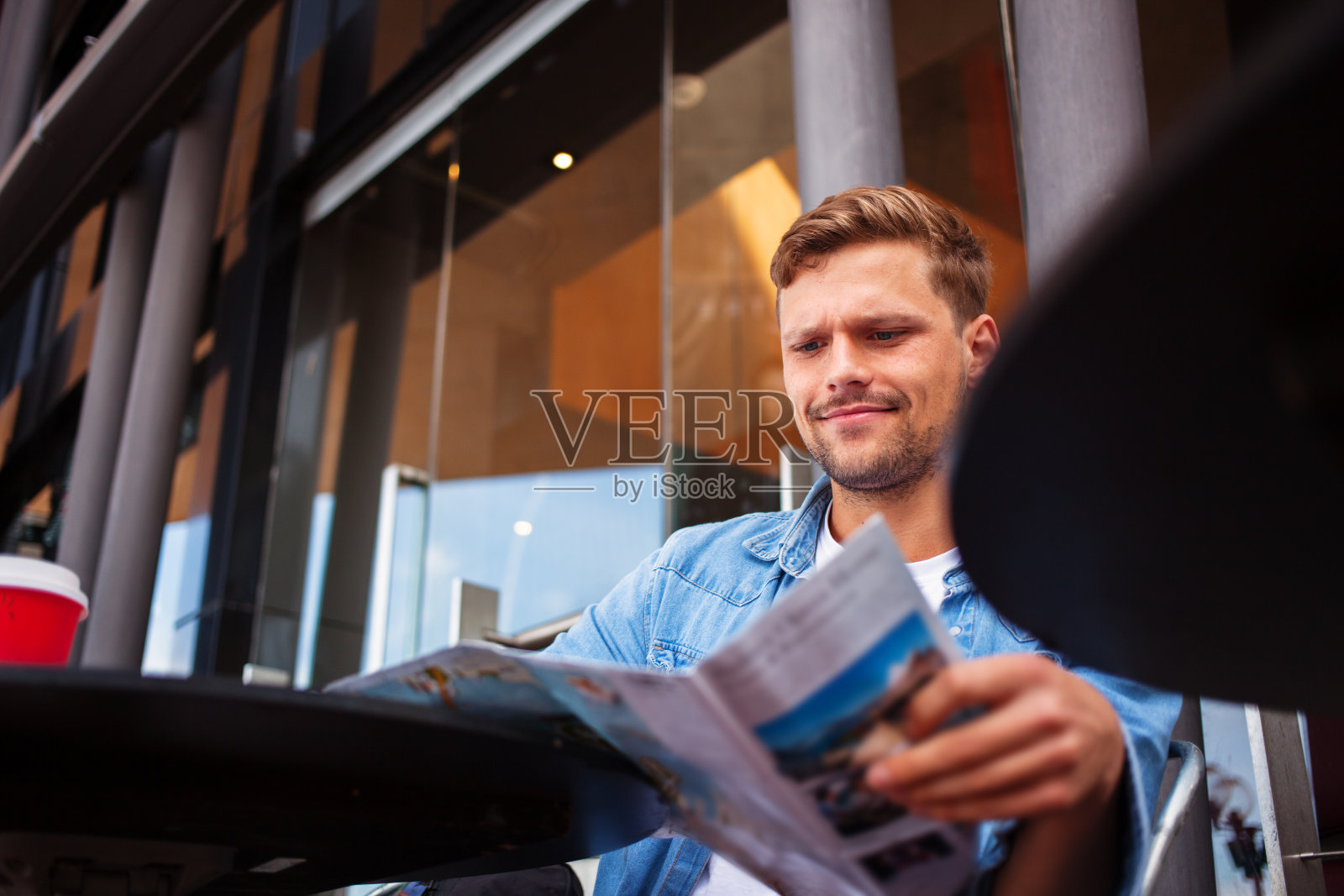 年轻人在看地图照片摄影图片