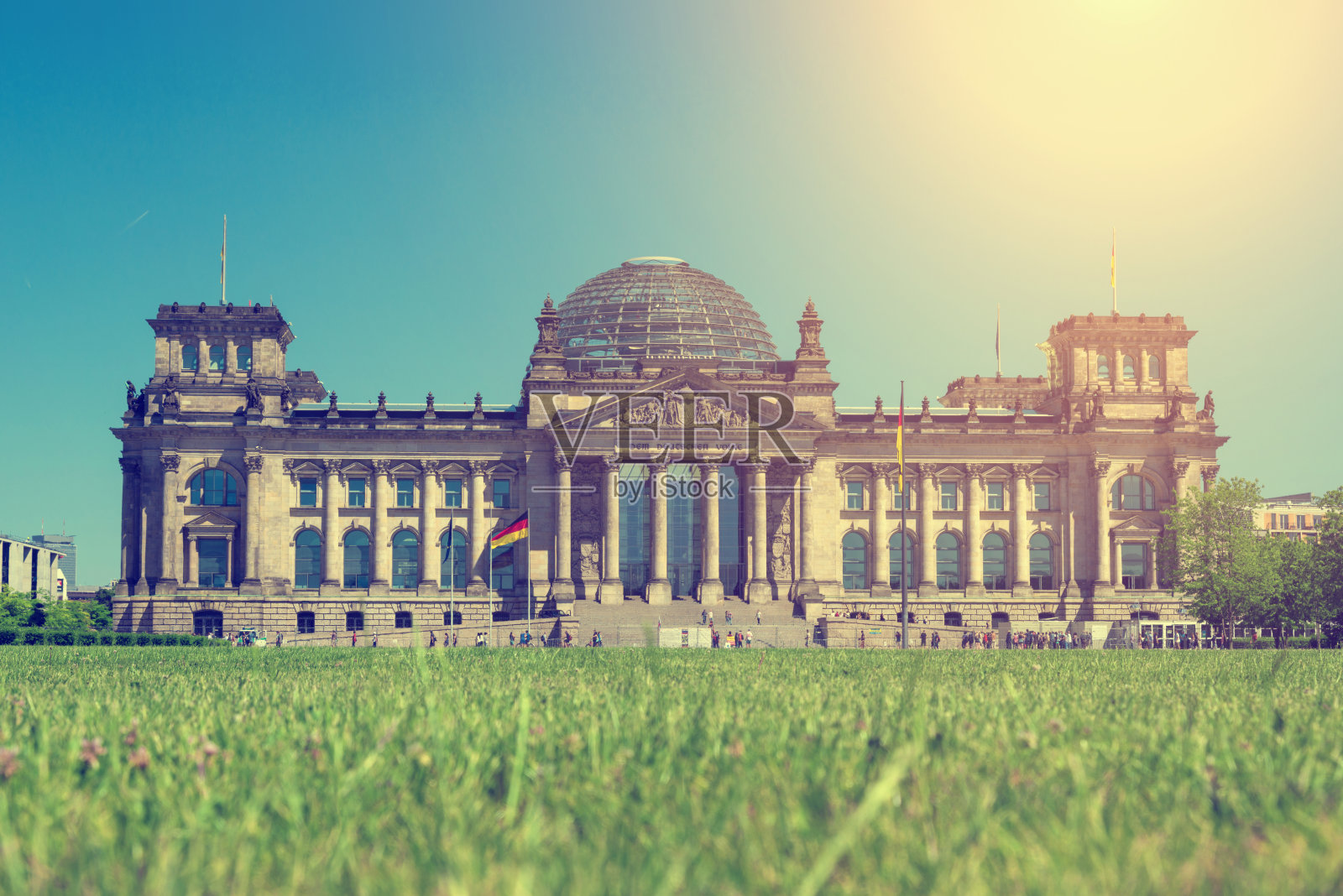 德国柏林国会大厦与绿草交叉处理照片摄影图片