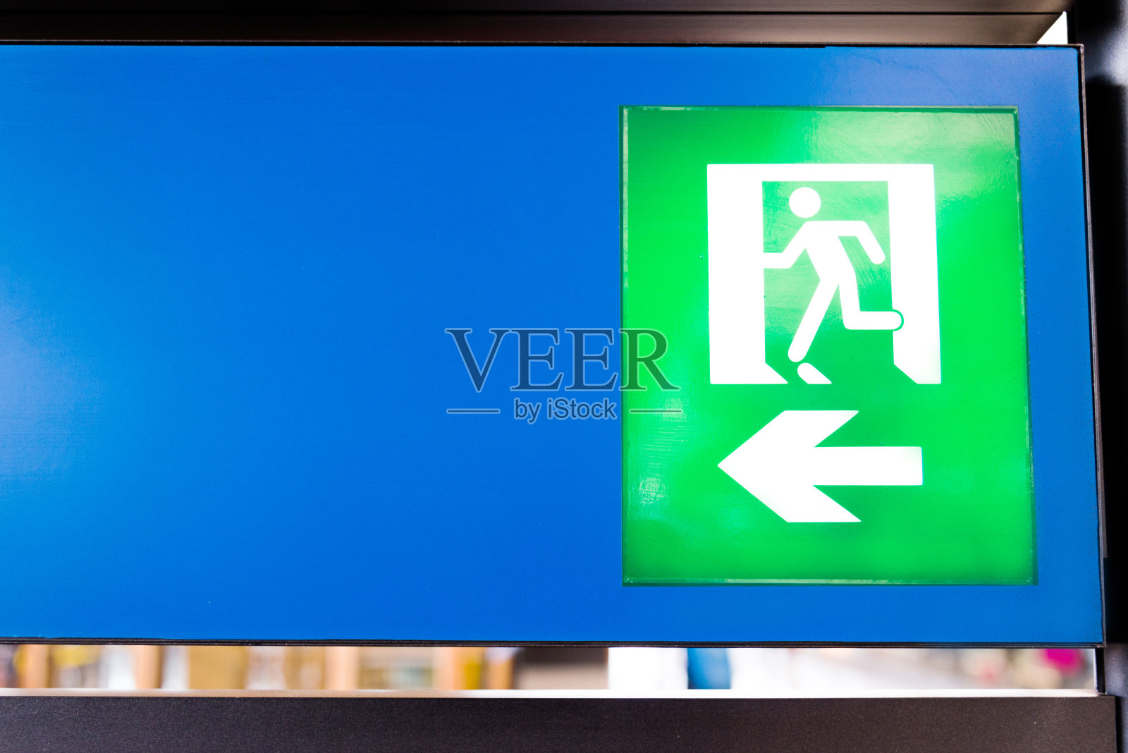 紧急出口标志近景照片摄影图片