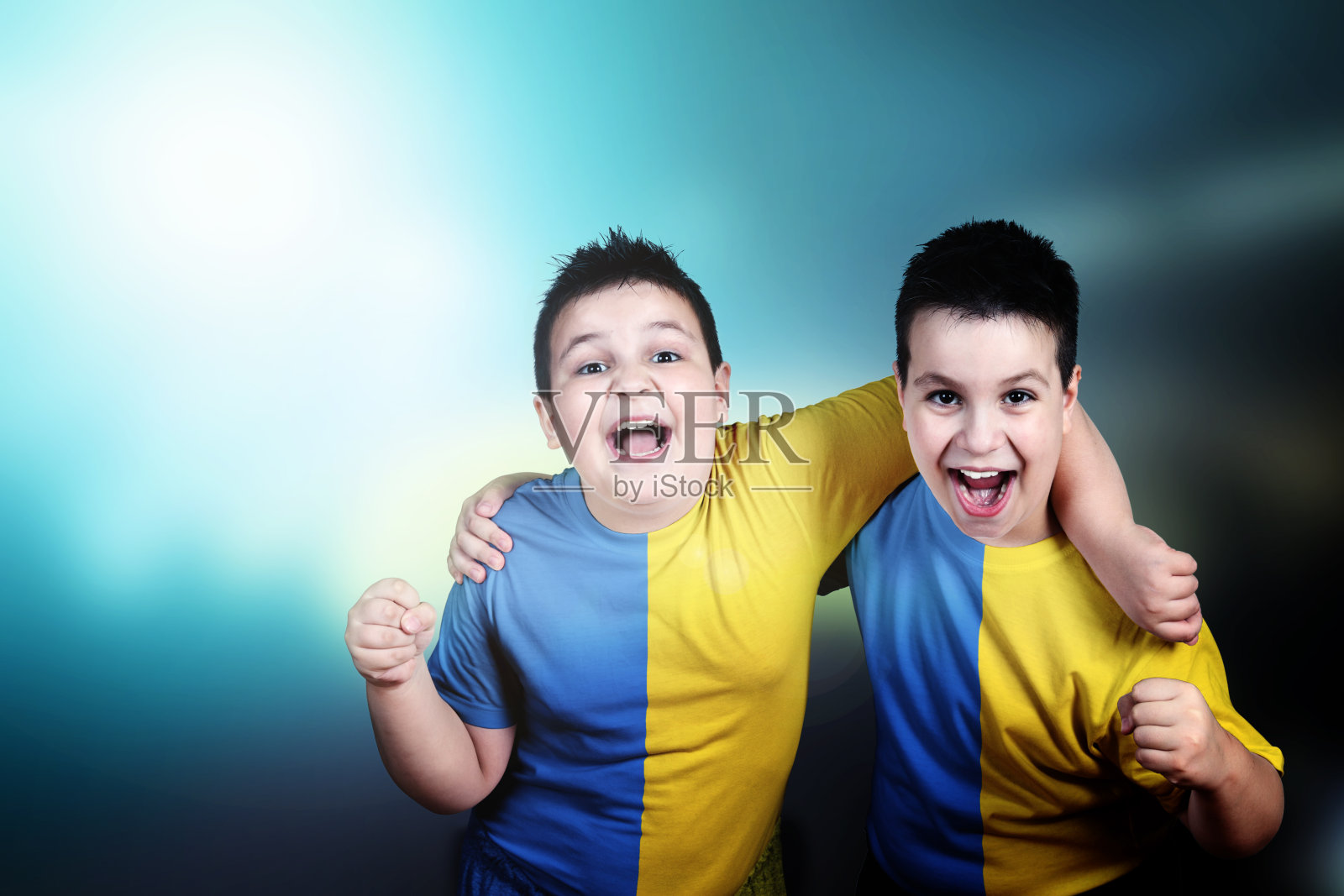 两名男孩球迷的t恤上印有乌克兰国旗照片摄影图片