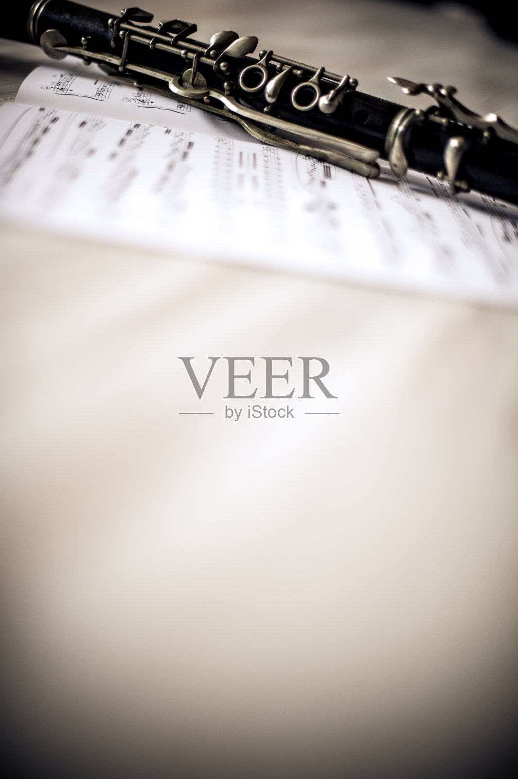 近距离的单簧管与音乐音符在木制背景照片摄影图片