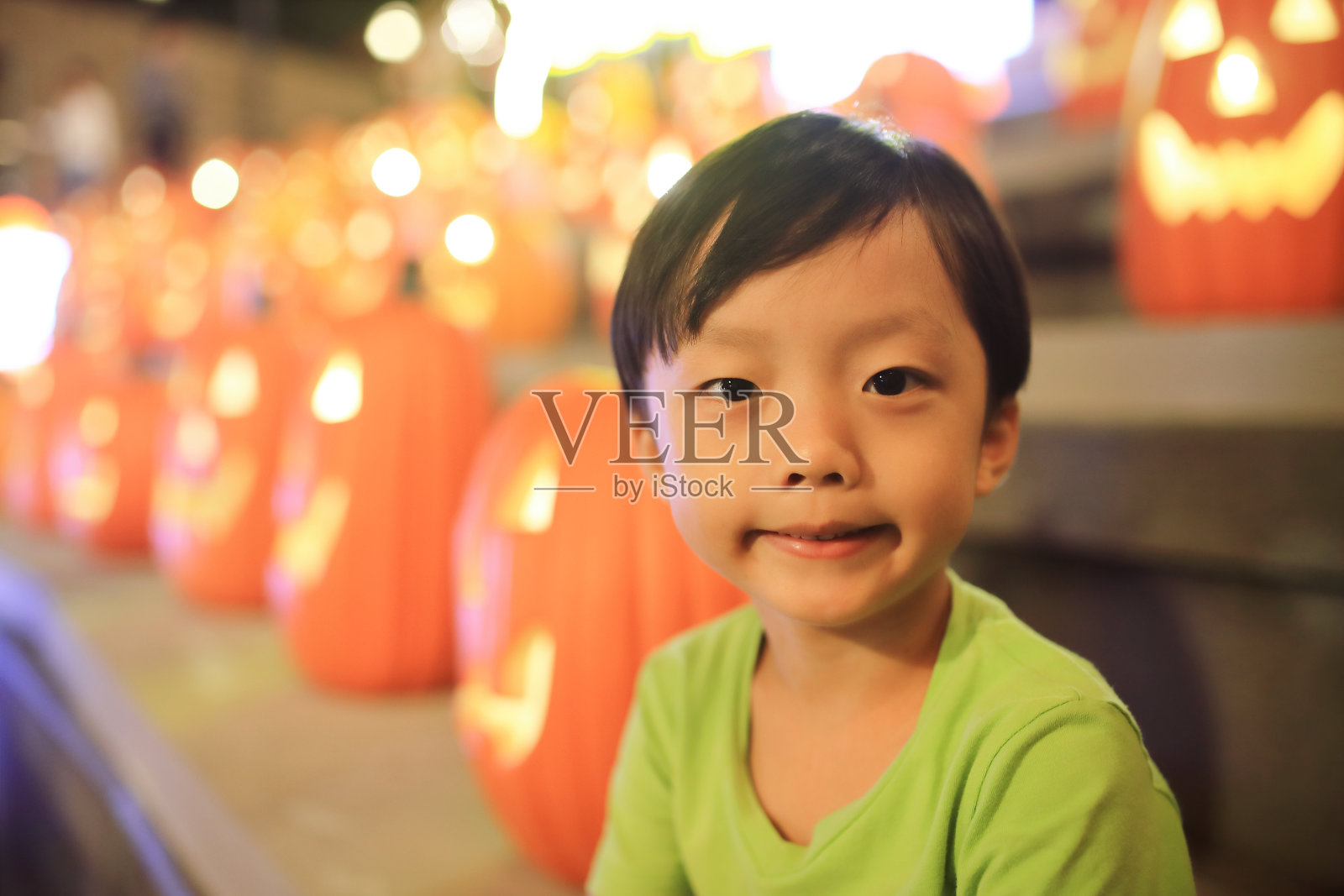 可爱的小男孩在南瓜地里照片摄影图片