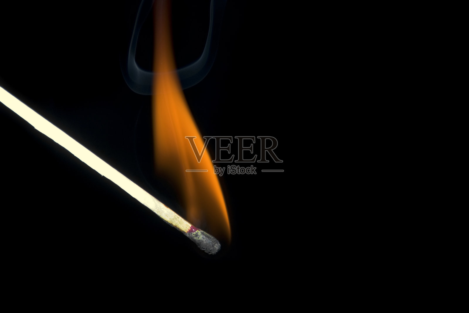 燃烧的火柴在黑色的背景照片摄影图片