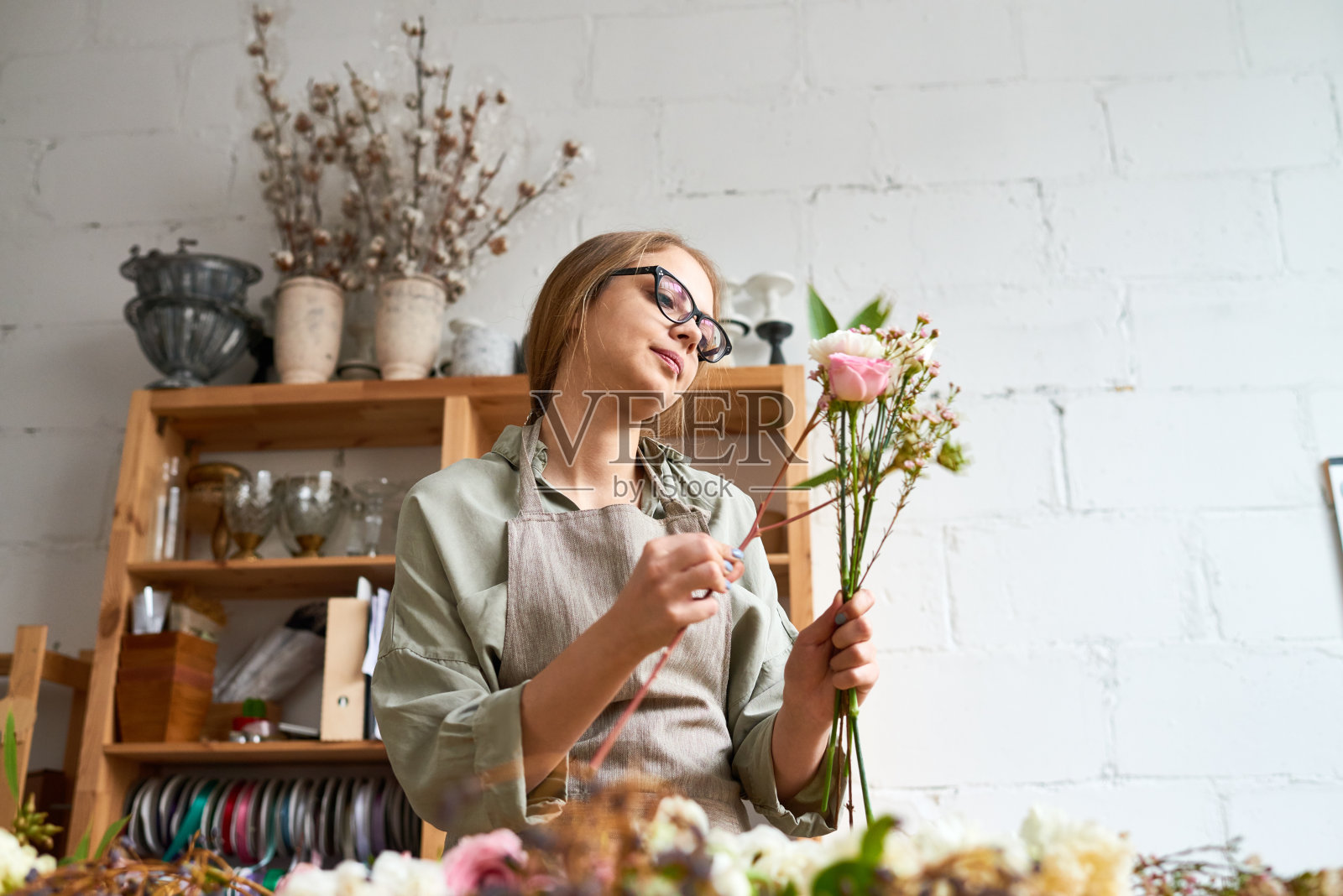 漂亮的花匠在工作照片摄影图片