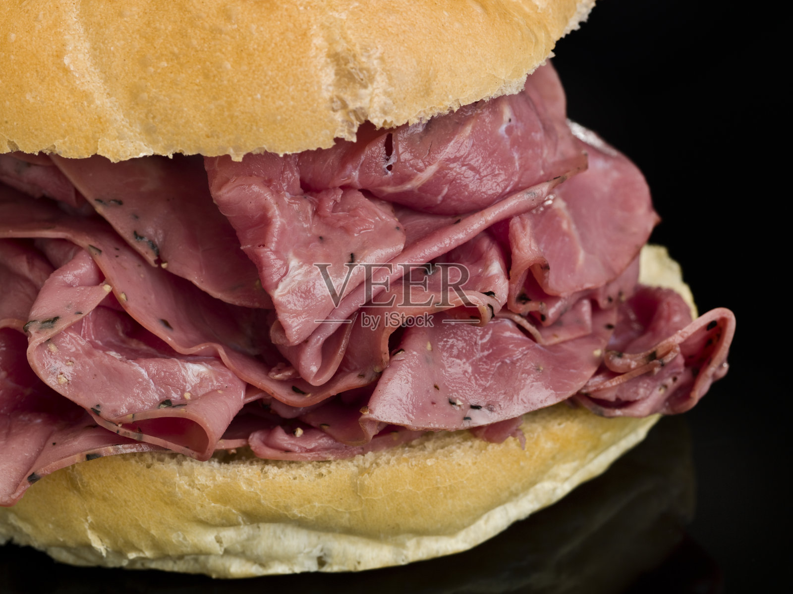 牛肉熏牛肉三明治的特写照片摄影图片