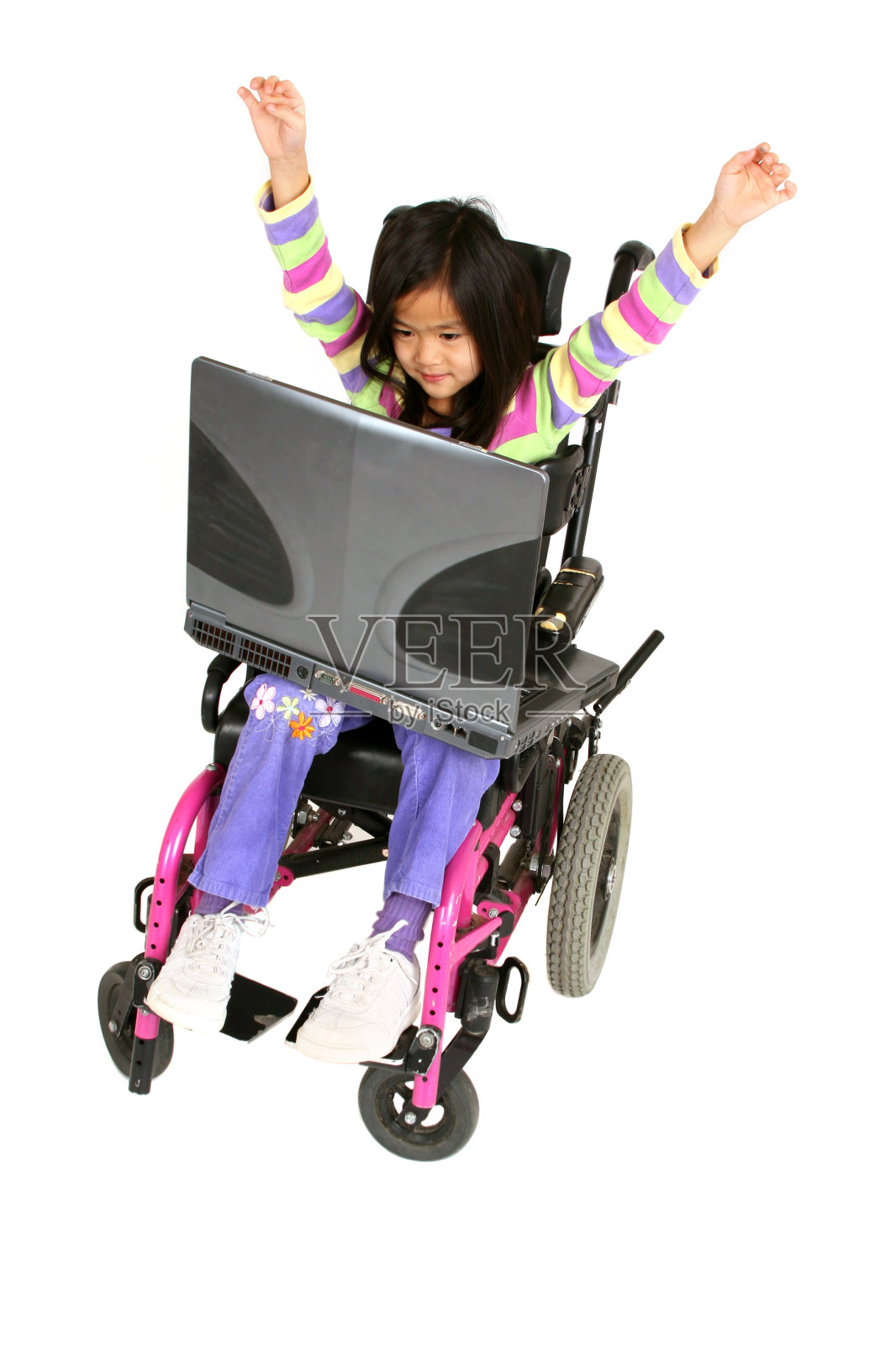 举起双臂的残疾女孩照片摄影图片