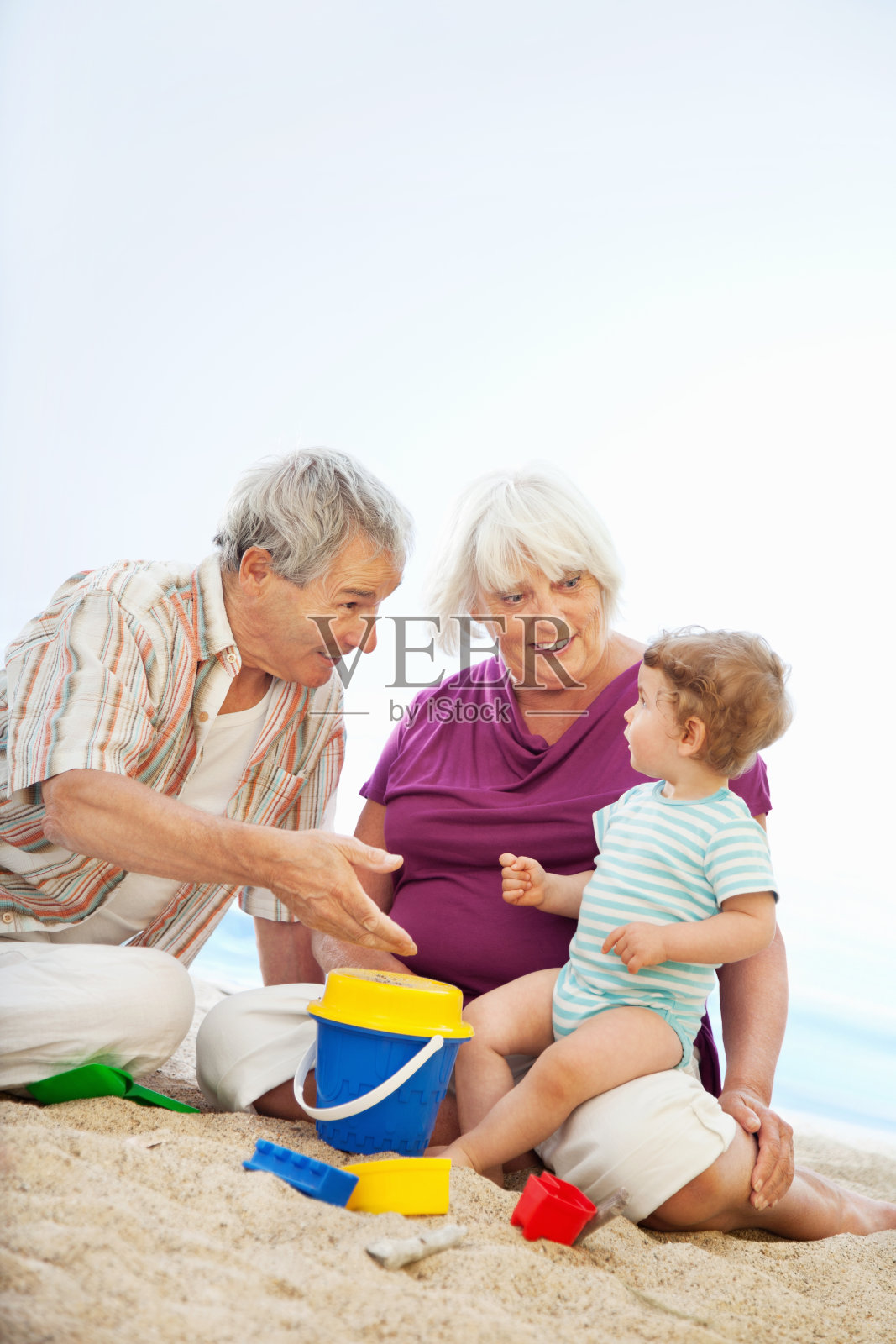 爷爷奶奶在海滩上玩照片摄影图片