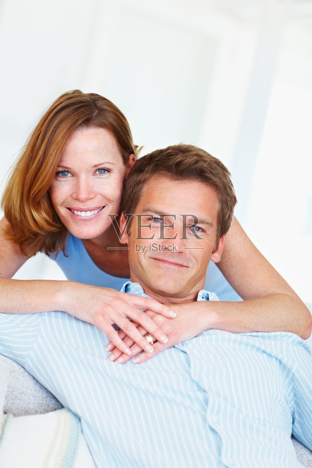 家里一对微笑的夫妇的肖像照片摄影图片